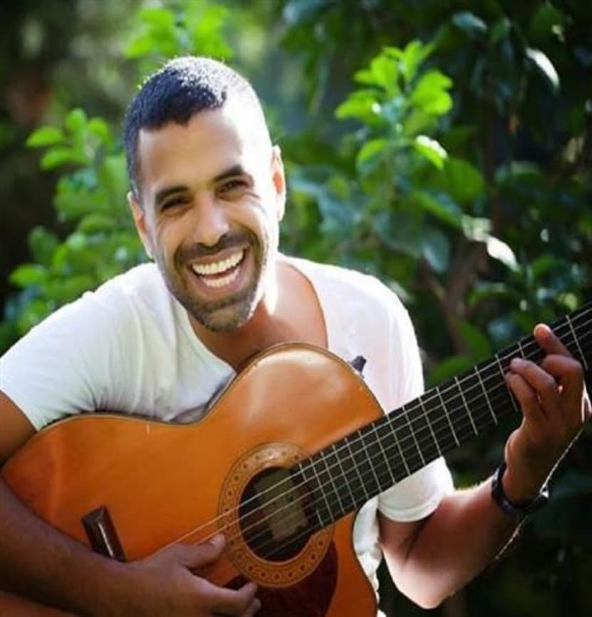 רביעי אורן והגיטרה שרים יחד מוזיקה הליכה עד גיל 3